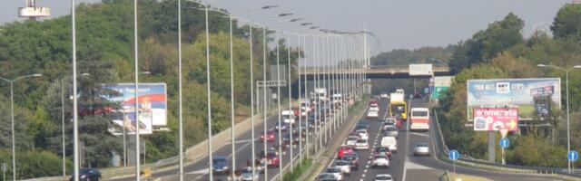 Udes na auto-putu, stvorena duga kolona