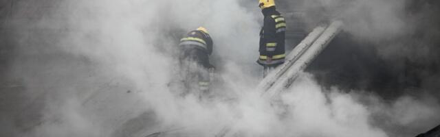 Auto se zapalio nasred ulice u Obrenovcu (FOTO)