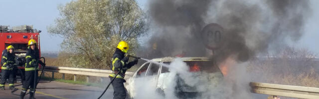 AUTOMOBIL SLETEO S PUTA KOD RALJE, PA SE ZAPALIO Devojka teško povređena