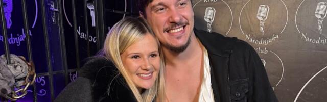 Ova lepotica je rođena sestra Aleksandre Bursać: Tetka na slavlju pravi feštu, sa vrata pocepala zetu majicu