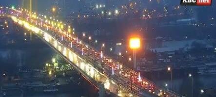 TEŽAK UDES NA MOSTU NA ADI: Vozilo demolirano s prednje strane, delovi rasuti po putu - formirane velike gužve