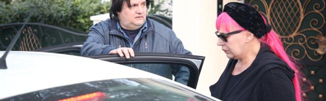 Evo šta se dešava u domu Zorice Brunclik: Stigla torta na adresu pevačice, Kemiš preuzeo porudžbinu nasmejan