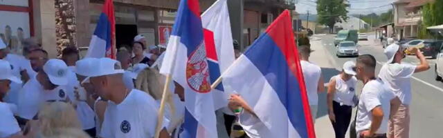 ŠETAČE IZ ARANĐELOVCA ODUŠEVLJENO DOČEKALI U SELU DAROSAVA Posluženje za one koji će pešačiti 80 km do Beograda i pružiti podršku na skupu u subotu (VIDEO)