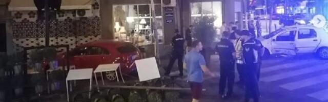 Auto uleteo u baštu kafića na Dorćolu: Povređene 3 osobe