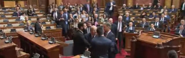 Srbija protiv nasilja pravi haos u skupštini - Miroslav Aleksić nasrnuo na obezbeđenje