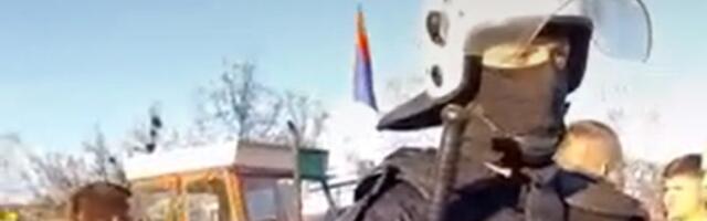 Policijski kordon zaustavio protestnu kolonu iz Zemuna: TENZIJE zbog traktora (VIDEO)