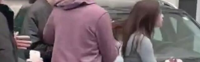 UZNEMIRUJUĆE! Opozicija i blokaderi tuku žene - jezivi snimci (VIDEO)
