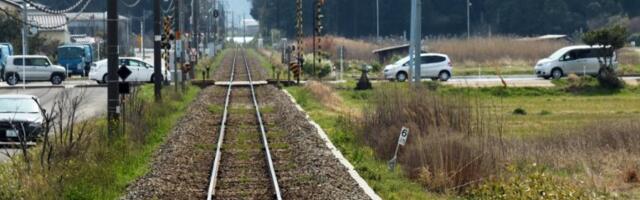 VOZ JURI I TRUBI, RAMPA PODIGNUTA, A VOZAČI PRELAZE PRUGU KAO DA SE NIŠTA NE DEŠAVA! Stravična scena na pružnom prelazu kod Ralje Smederevske! TRAGEDIJA ZA DLAKU IZBEGNUTA! (VIDEO)