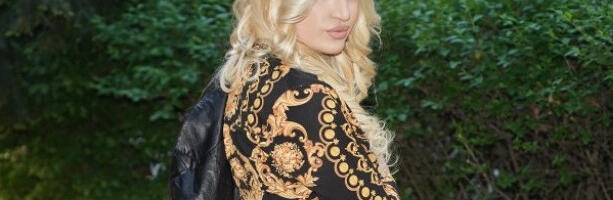 POTRESNI DETALJI O SMRTI OCA NAŠE PEVAČICE: Umrlicu videla u NOVINAMA dok je letala avionom, a onda je saznala ISTINU šta se desilo!