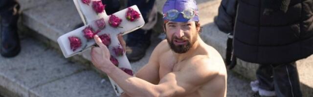 SRPSKI PARATRIATLONAC PRVI DOPLIVAO DO ČASNOG KRSTA! Najlepše slike iz Čačka za Bogojavljenje: Jedan od plivača zaprosio devojku nakon izlaska iz ledene vode! (FOTO)
