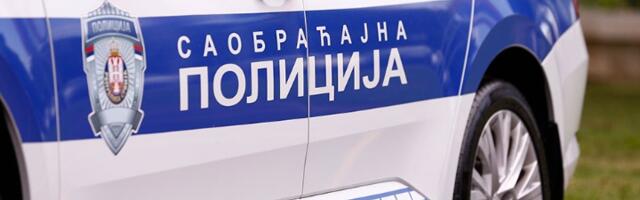 Vozač zaspao za volanom, pa kombijem uleteo u dvorište (FOTO)