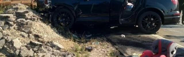 Teška saobraćajna nezgoda, šestoro povređenih, jednoj osobi se bore za život