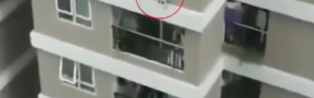 Kurir heroj je spasio devojčicu koja je pala sa 12. sprata