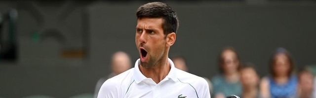 Đoković je liga za sebe! Novak propuštao brejk-lopte, pa pometlao Fučoviča za polufinale Vimbldona