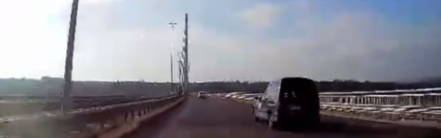 SUMANUTA VOŽNJA U NOVOM SADU Drugi vozači mu svirali, ali on je preko Mosta slobode prešao u kontra smer (VIDEO)