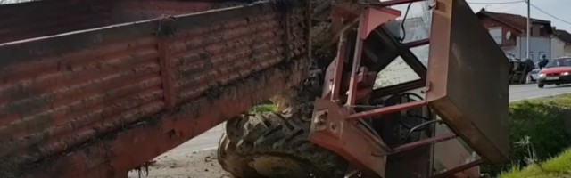 Jauci i kuknjava odjekivali selom! Meštani o tragediji kod Smederevske Palanke: Točak traktora upao u blato, dečak je dozivao pomoć!