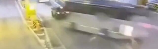 AUTOBUS SE ZABIO U KUĆICU NA PUTU, NAJMANJE 33 POVREĐENIH! Haos na ulici, vozač iznenada skrenuo iz svoje trake (VIDEO)