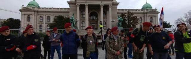 Veterani 63. padobranske brigade danas brane studente kod Skupštine (VIDEO)