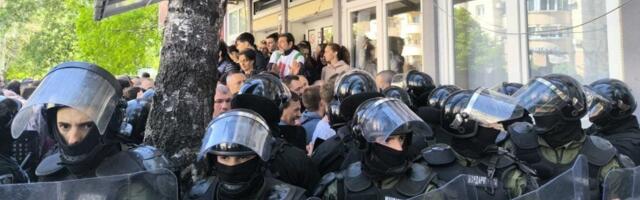 Policija pendrecima na građane i studente ispred DIF u Novom Sadu, Žandarmerija koristila biber sprej