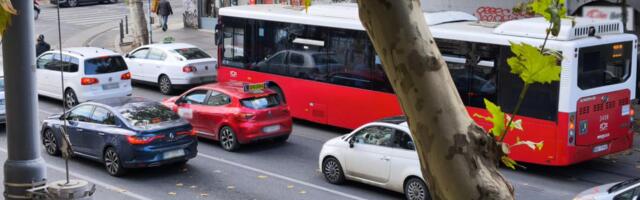 DRAMATIČNA SCENA U MIRIJEVU: Ženi se otrgao pas, ona potrčala za njim - pa glavom udarila u autobus!