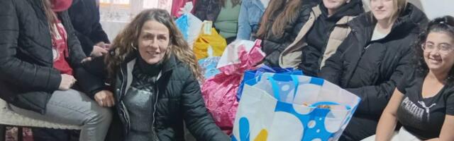 UČENICI IZ PROKUPLJA OBRADOVILI BOLESNU DRUGARICU! Prikupili poklone, pa se uputili na njenu adresu - a da je NIKAD NISU ni upoznali! (FOTO)