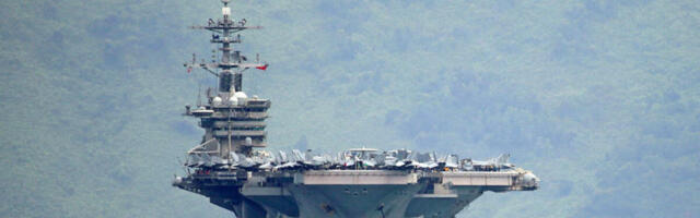 NAJVEĆI RATNI BROD SE USIDRIO KOD KOMŠIJA: Iskrcali se mornari nosača aviona "USS Džerald R. Ford"