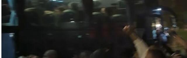 Delirijum nakon velike pobede: Navijači Partizana slavili sa igračima, "obratili" se i Karliku Džonsu