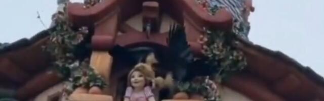 VIDEO: Bizaran video iz Diznilenda postao viralan - vrane napale Zlatokosu