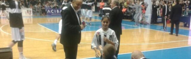 Pronašli smo devojčicu koju je Dule spasao neopravdanog u školi: "Borila" se sa policijom, pogledajte snimak čuvenog momenta (FOTO/VIDEO)