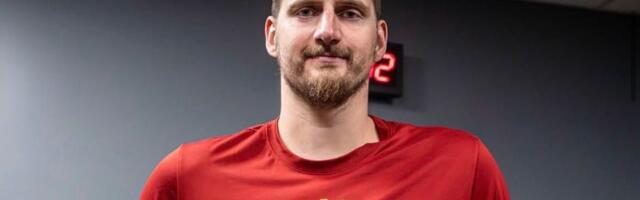 Prvi ikad! Nikola Jokić primio dve NBA nagrade, pa prekorio ligu: Cenim ovo, lepo je, ali njegovu siluetu treba da stave ovde! /VIDEO/
