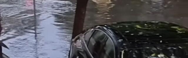 VIDEO Nakon nevremena poplavljena Ulica Nikole Tesle: "Plivamo svako malo"