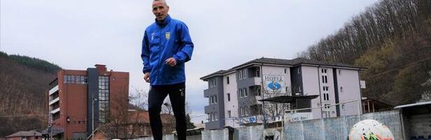 Novopazarac Edin Ferizović posti i profesionalno igra fudbal u 45. godini
