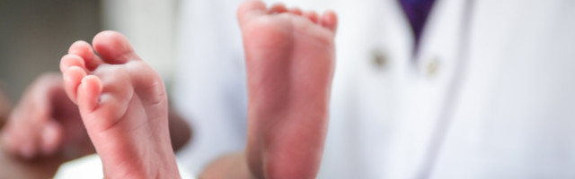 Krvava beba sa sekirom u glavi zgrozila Srbiju! Otkrivena je istina o fotografiji koja je zapalila internet (FOTO)