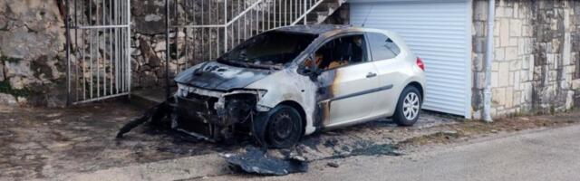 IZGOREO AUTOMOBIL POSLANIKA: U Trebinju izbio požar ispred porodične kuće Vukanovića