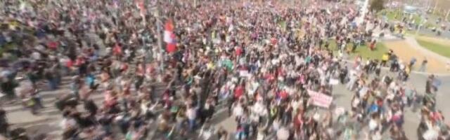 Traktori, trobojke i pune ulice: Pogledajte snimak iz drona na NBG (VIDEO)