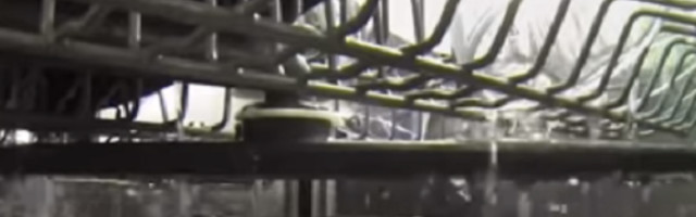 Evo šta se dogodi kada stavite sudove u mašinu da perete (VIDEO)
