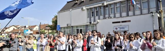 "Onlajn nastava nije opcija": Studenti medicine PROTESTUJU ispred Zavoda za stomatologiju (FOTO)