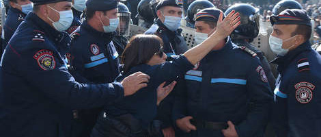 Armenci traže ostavku premijera, hiljade na ulicama Erevana