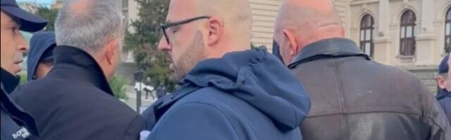 Janjić (SRCE): Brnabić na sastanku sa opozicijom bila neurotična, kompletna ograda mora da bude uklonjena