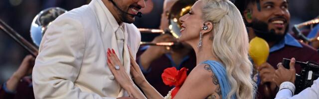 Svet zgranut zbog izgleda Lejdi Gage: Pridružila se Bed Baniju na Superboulu, a onda se pojavio i Riki Martin, pa je Tramp pobesneo