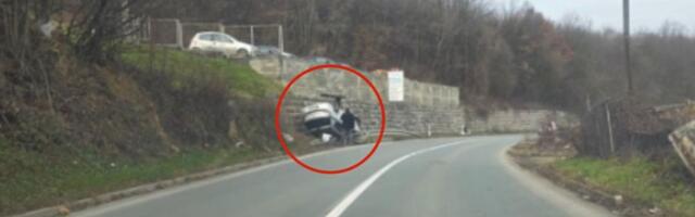 Nezgoda na Lozničkom putu: Auto sleteo s puta, pa ostao prevrnut na krovu