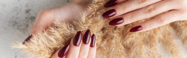 Burgundi nokti: 10 manikira koji svaku kombinaciju podižu na luks nivo