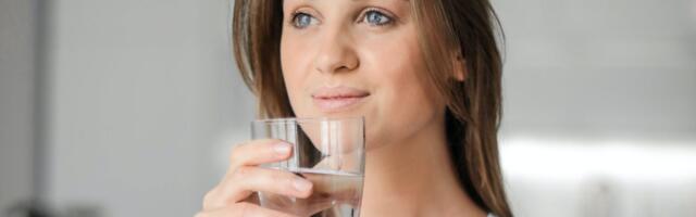 Mislite da je voda od juče bezbedna? Posle 12 sati u njoj se dešava promena koju ne želite da progutate