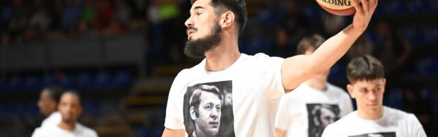 Košarkaši Zvezde odali počast legendi kluba: Crveno-beli se zagrevali u majicama sa likom Vladimira Cvetkovića /FOTO/