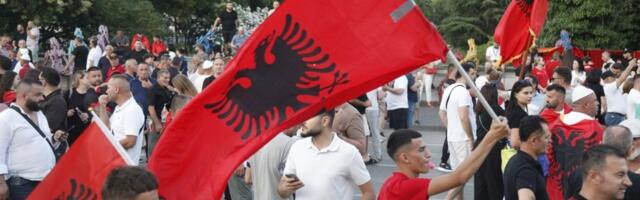 Stotine Albanaca srušile fizičke barijere na protestu protiv Kušnerovog projekta