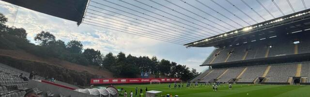 Železničar gostuje na arhitektonskom čudu: Upoznajte stadion uklesan u stenu! /FOTO/