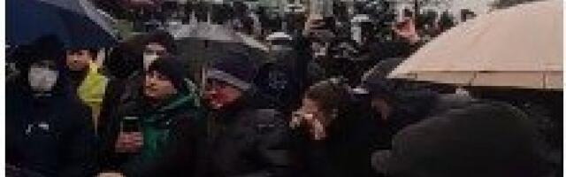 NASTAVLJA SE TEROR NAD GRAĐANIMA! Stotinak Đilasovac blokiralo autoput!