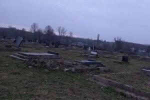 Порушен велики број споменика и гробница на православном гробљу у Ђаковици