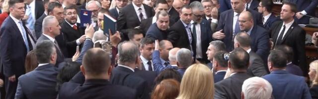 HAOS Tuča u Skupštini! (VIDEO)