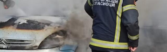 Vatra "progutala" automobil na parkingu (FOTO)